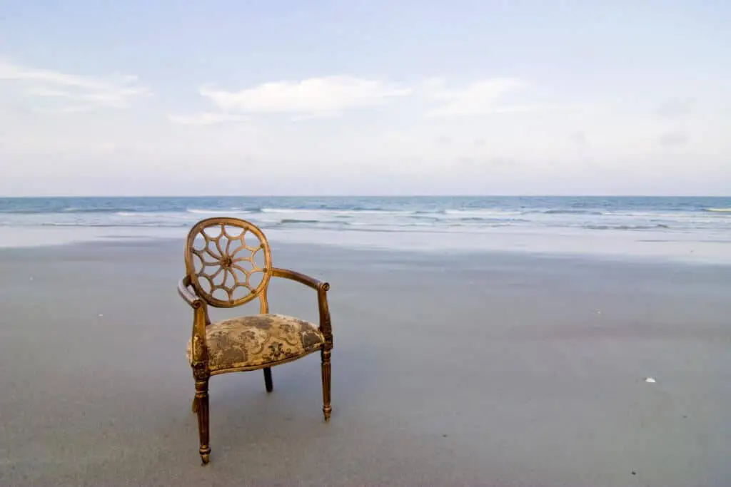 Fauteuil restauré par la Maison Daumas, tapissier dans l'Essonne, face à la mer